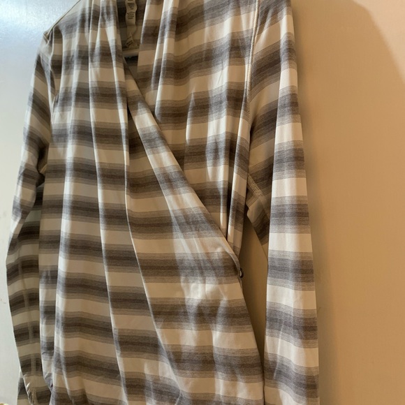 Radiant long sleeve lululemon size 6 - Picture 3 of 3